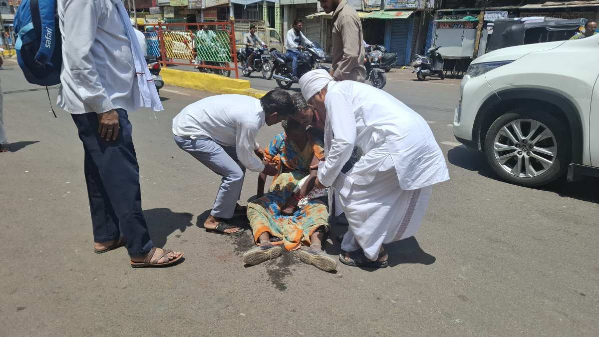 चक्कर खाकर गिरी बुजुर्ग महिला, गाड़ी रुकवाकर मदद के लिए दौड़ पड़े विधायक, VIDEO VIRAL