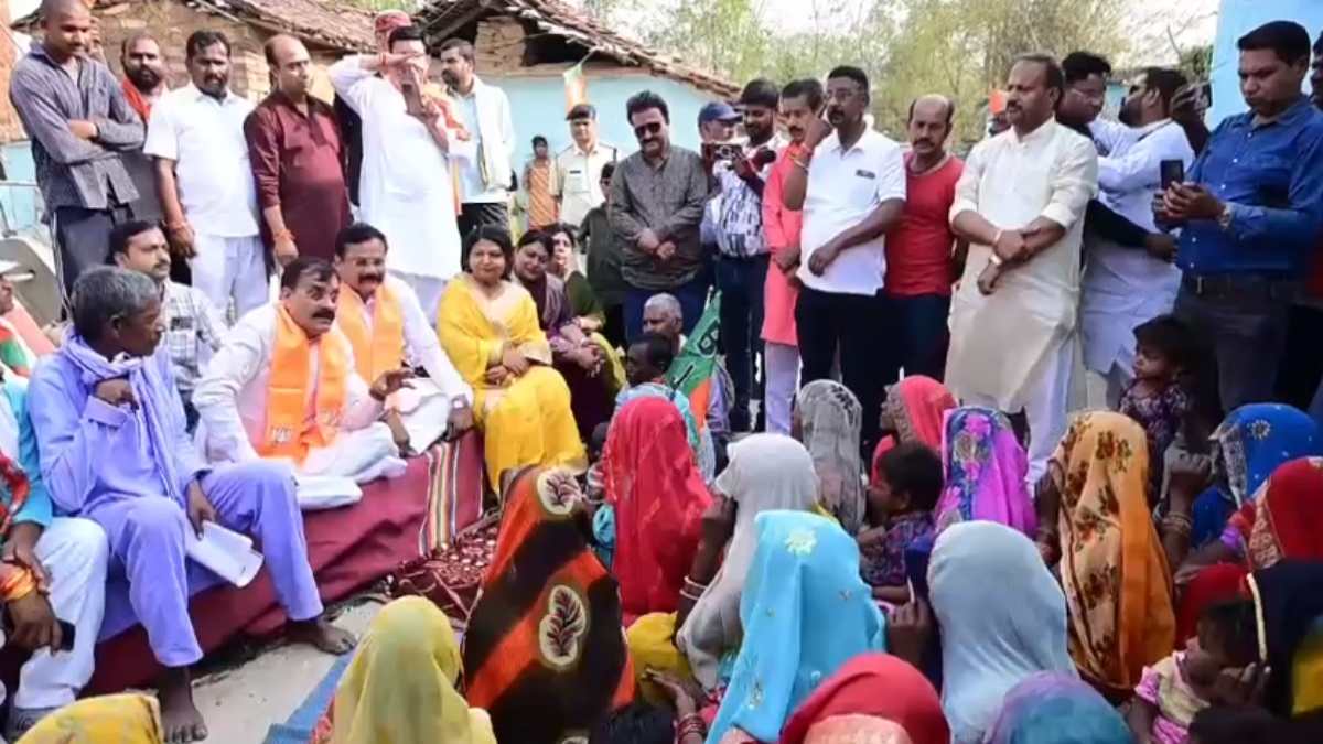 ‘इस प्रकार की गतिविधियों को…’ वीडी शर्मा ने थाना प्रभारी को दी सख्त हिदायत, चौपाल लगाकर सुनी ग्रामीणों की समस्या