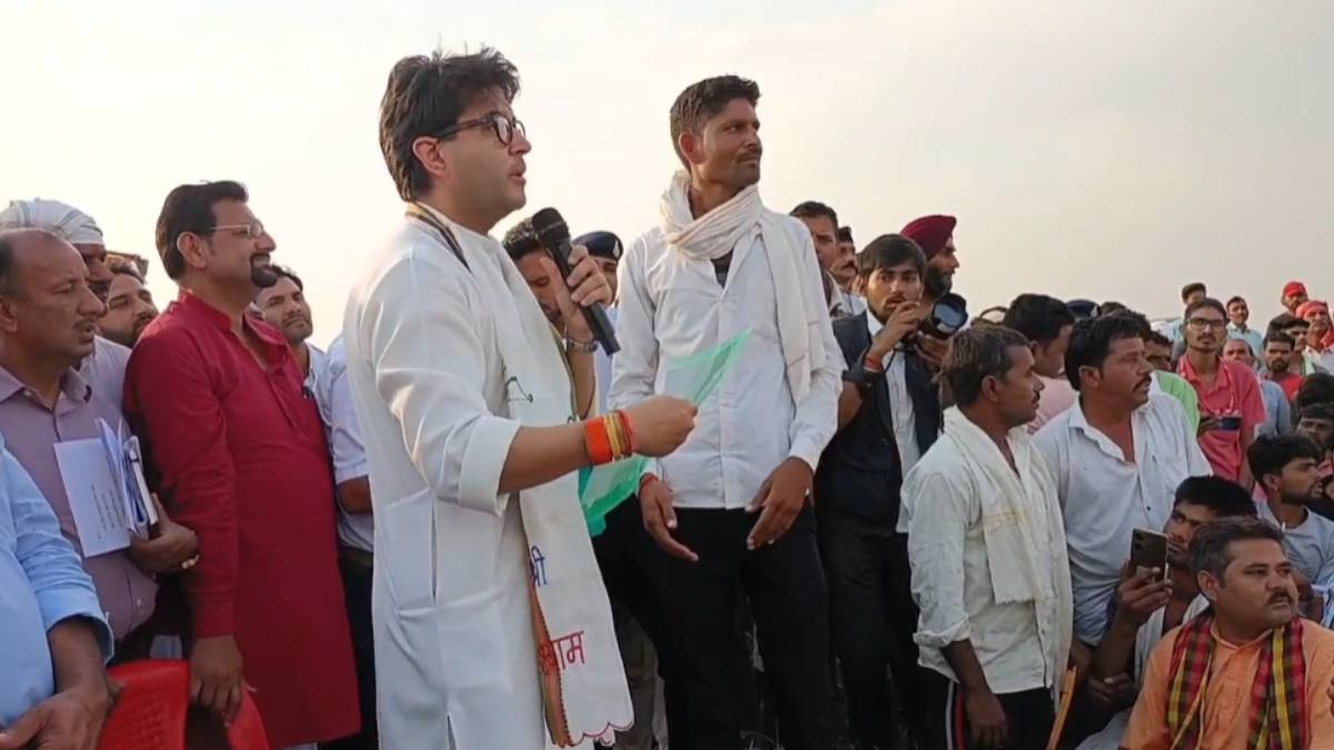 ‘हर विपरीत परिस्थितियों में आपके साथ हूं’, सिंधिया ने किसानों का बांटा मुआवजा प्रमाण पत्र, फसल जलने से अन्नदाताओं को हुआ था भारी नुकसान