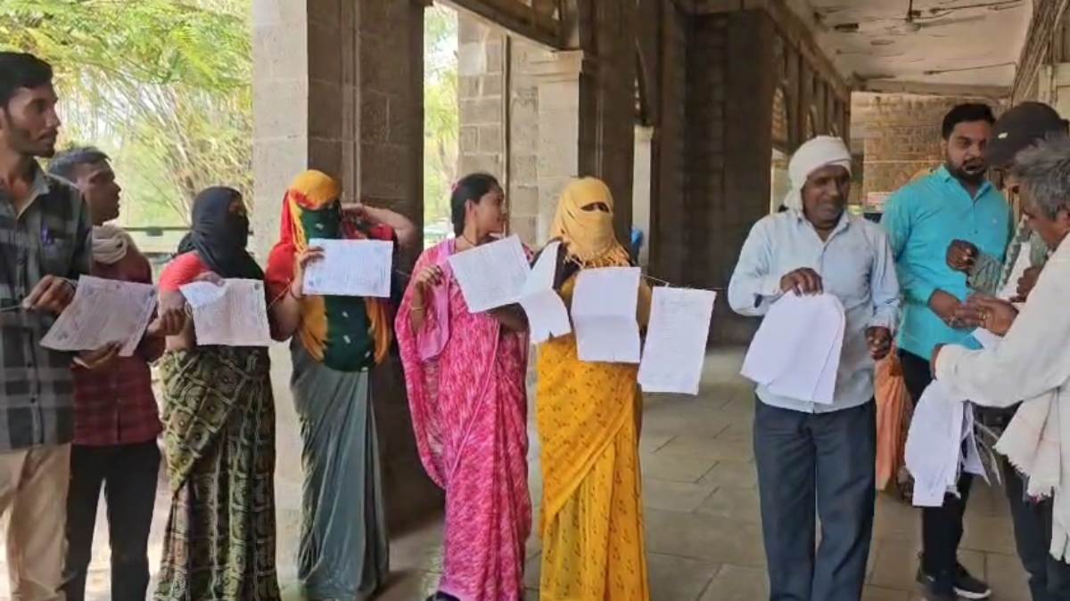 अनोखा विरोध: 3 साल से दे रहे ज्ञापन की माला बनाकर जनसुनवाई में पहुंचे कर्मचारी, जानें क्या है इनकी मांगें