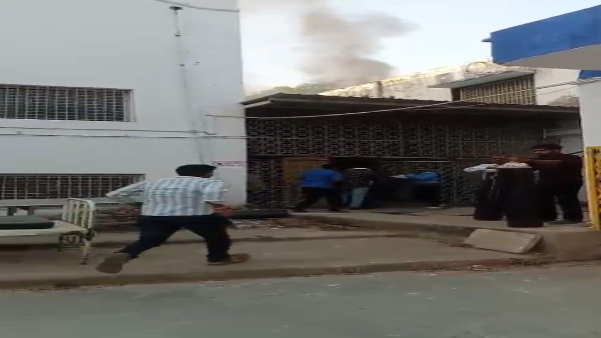 जिला अस्पताल में आग लगने से अस्थमा मरीज की मौत मामलाः परिजन बोले- ऑक्सीजन नहीं मिलने से तोड़ा दम, प्रबंधन की गंभीर लापरवाही आई सामने
