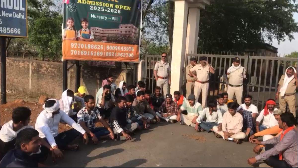 मिशन स्कूल पर धर्मांतरण समेत अवैध गतिविधियों का आरोप, हिंदू संगठन ने किया धरना प्रदर्शन, कहा-लड़कियों का शोषण करने उन्हें मार दिया जाता है