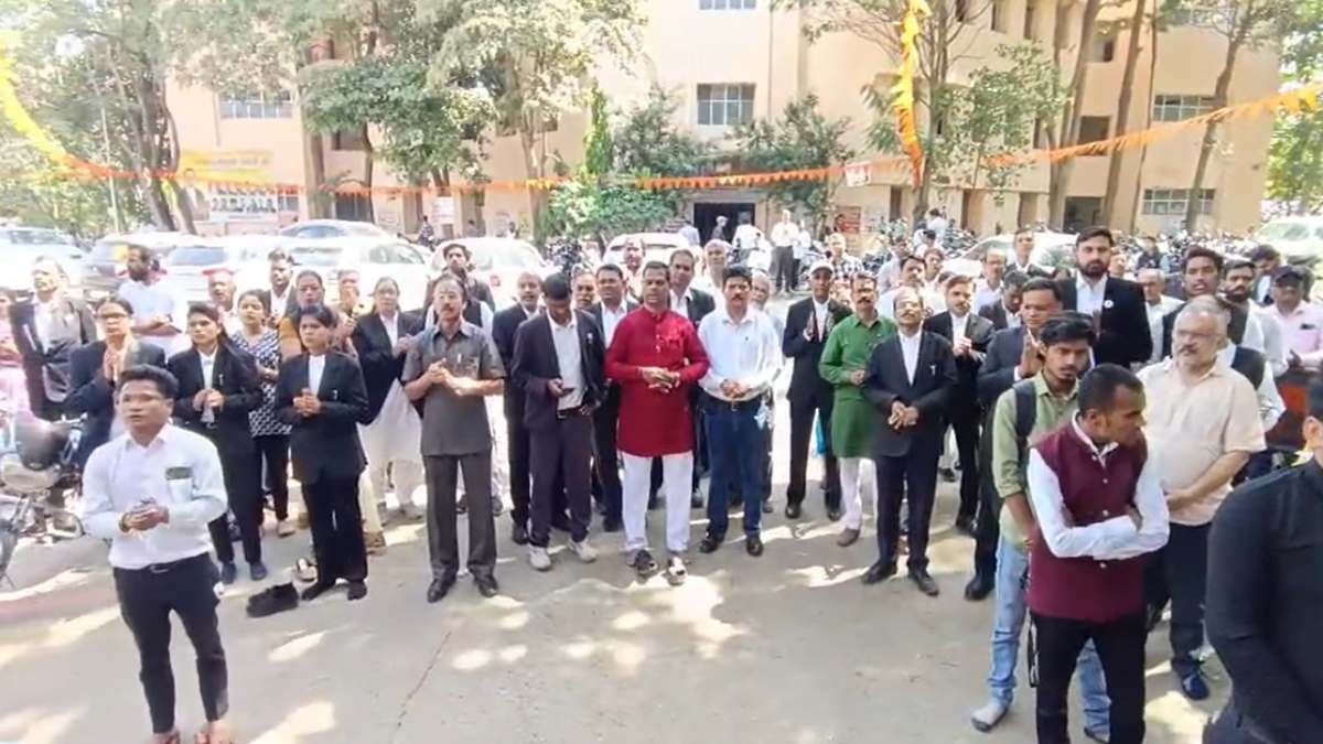 भगवान के सामने वकीलों की अर्जीः काला कोर्ट पहन किया सद्बुद्धि यज्ञ, वक्फ बिल के लिए मोदी का माना आभार