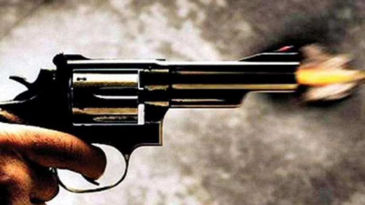 जमीनी विवाद में अंधाधुंध फायरिंग: एक ही परिवार के दो पक्षों में चली गोलियां, 2 घायल, पुलिस पर भी लगे गंभीर आरोप