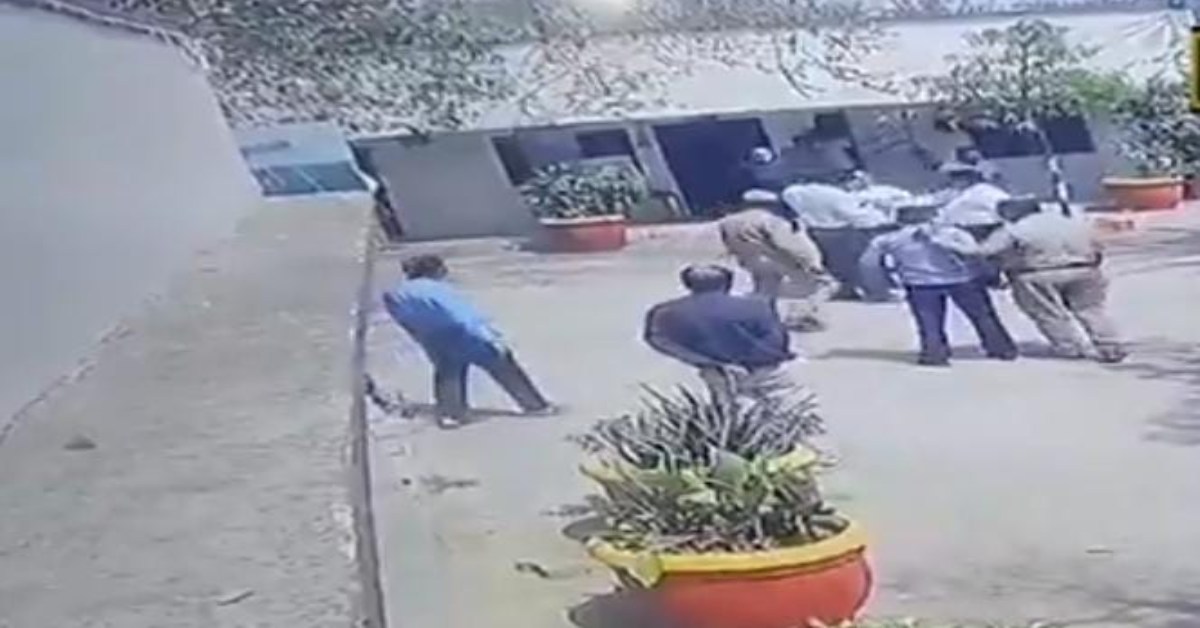 ये तो गजब दादागिरी है! काम कर रहे कर्मचारी को खींचकर बाहर लेकर आए मजिस्ट्रेट, फिर कर दी पिटाई