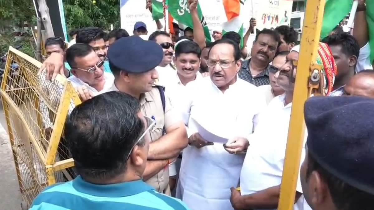 ‘बाहर खड़े कुत्ते को देंगे ज्ञापन’, पूर्व केंद्रीय मंत्री की SDM से हुई बहस, कहा- हमारी सरकार आने दो आपका हिसाब…