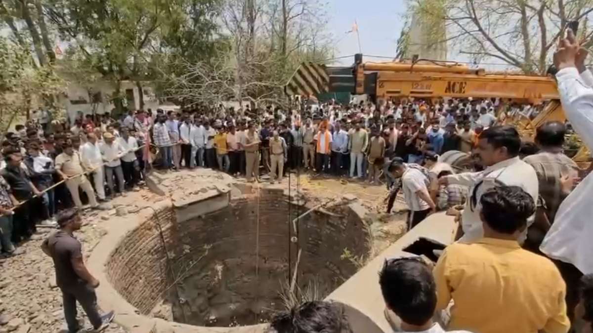 BREAKING: बाइक सवार को बचाने के चक्कर में कुएं में गिरी कार, 8 लोगों की मौत