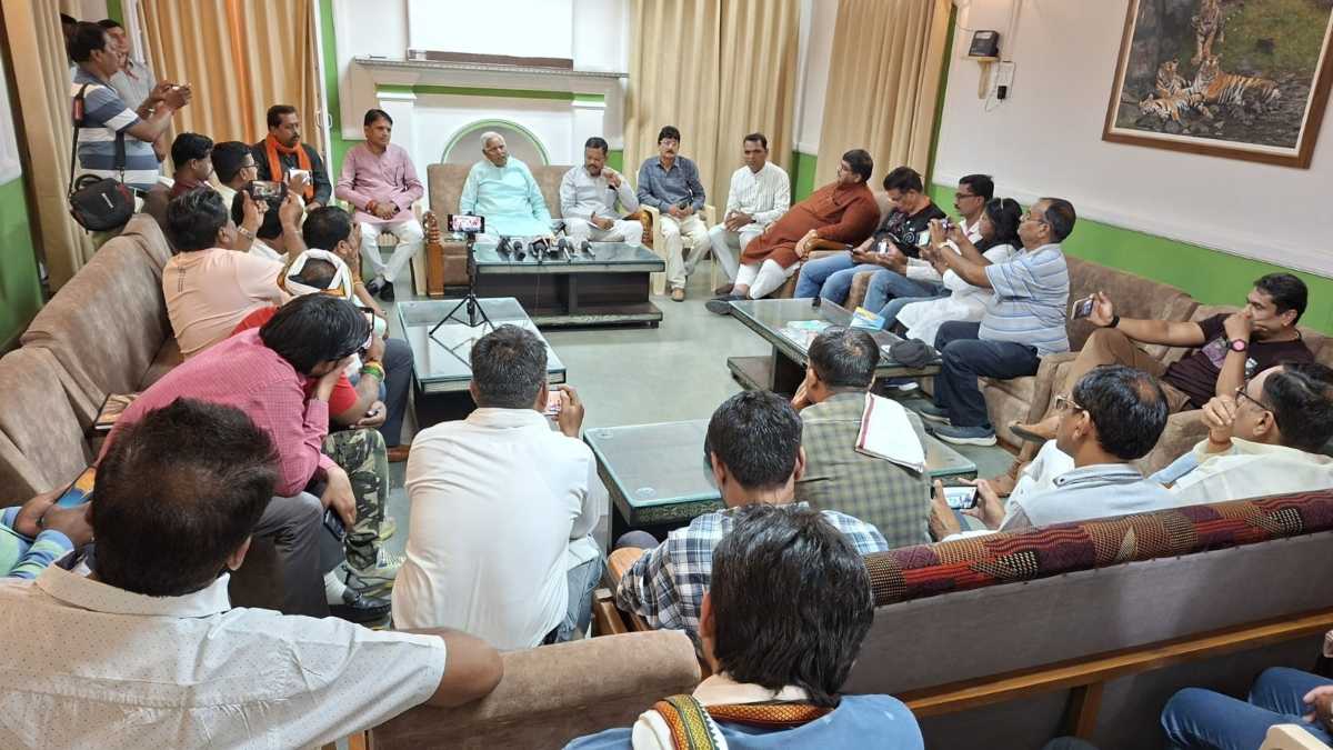 अपनी ही सरकार के खिलाफ सड़क पर उतरेंगे विधायक? MLA डॉ. सीता शरण शर्मा ने बढ़ते क्राइम रेट पर जताई चिंता, कहा- अपराधों पर लगाम नहीं लगी तो…