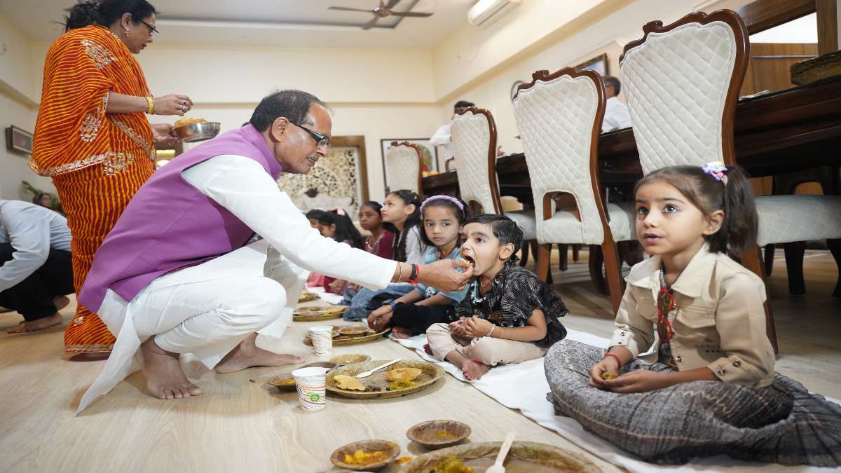 रामनवमी पर शिवराज सिंह ने कराया कन्या भोज: बच्चियों को अपने हाथों से खिलाया भोजन, कहा- बेटी के बिना सृष्टि नहीं चल सकती