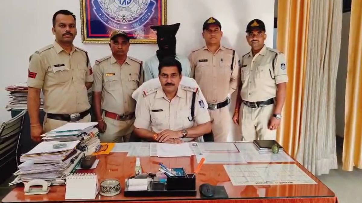 हत्या का आरोपी चढ़ा पुलिस के हत्थेः पड़ोसी को पीट पीटकर उतारा था मौत के घाट
