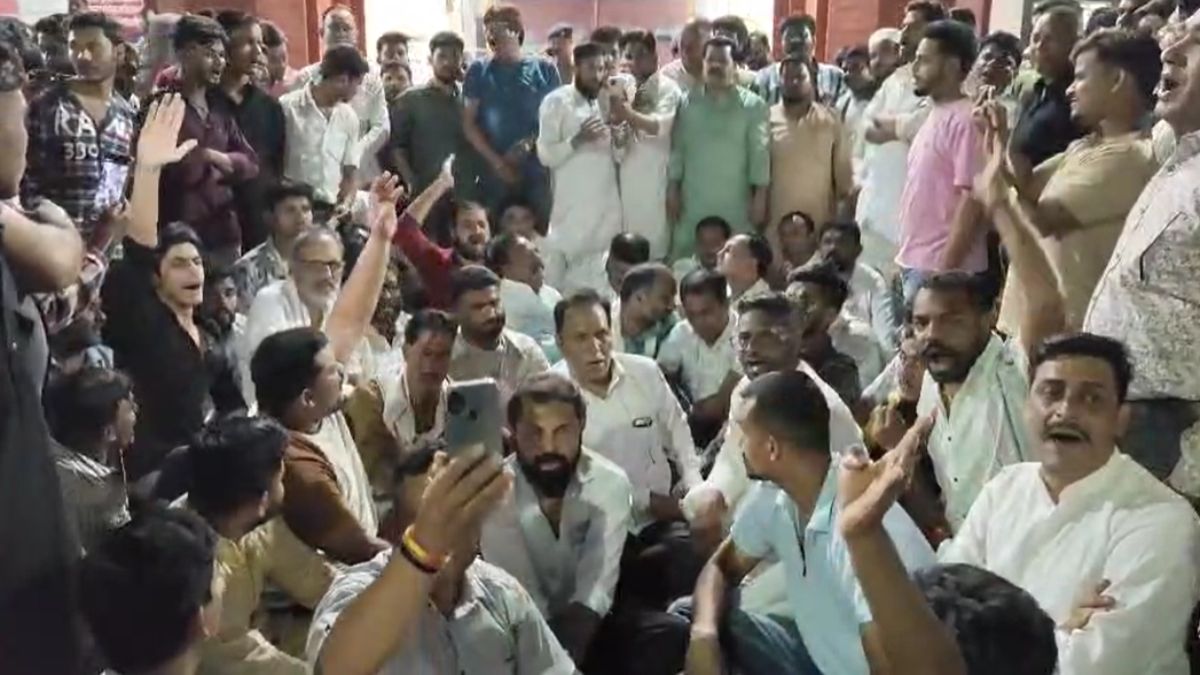 विधायक के भाई के जन्मदिन पर हर्ष फायरिंग का मामला: गिरफ्तारी पर भड़के कांग्रेस कार्यकर्ताओं ने देर रात थाने का किया घेराव, विधायक भी पहुंचे