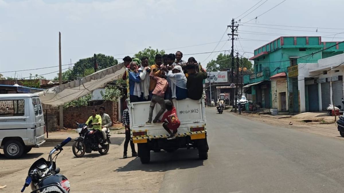 साहब… ओवरलोडिंग का कब लगेगा लगाम? पिकअप में लोगों को ठूंस-ठूंसकर ढोया जा रहा, जिम्मेदार बने हुए हैं मूकदर्शक