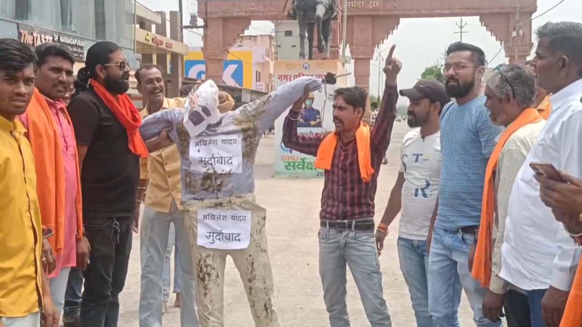 सपा प्रमुख के बयान पर बवाल जारी: विहिप और बजरंग दल ने अखिलेश यादव का फूंका पुतला, राष्ट्रपति से की ये मांग