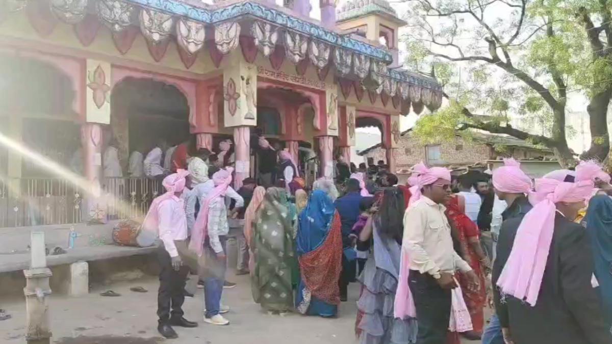 इंदौर बेटमा में मंदिर विवाद का सच आया सामनेः दलित दूल्हे को मंदिर में दर्शन से नहीं गर्भगृह में जाने से रोका, सोशल मीडिया पर चल रहा है भ्रामक वीडियो