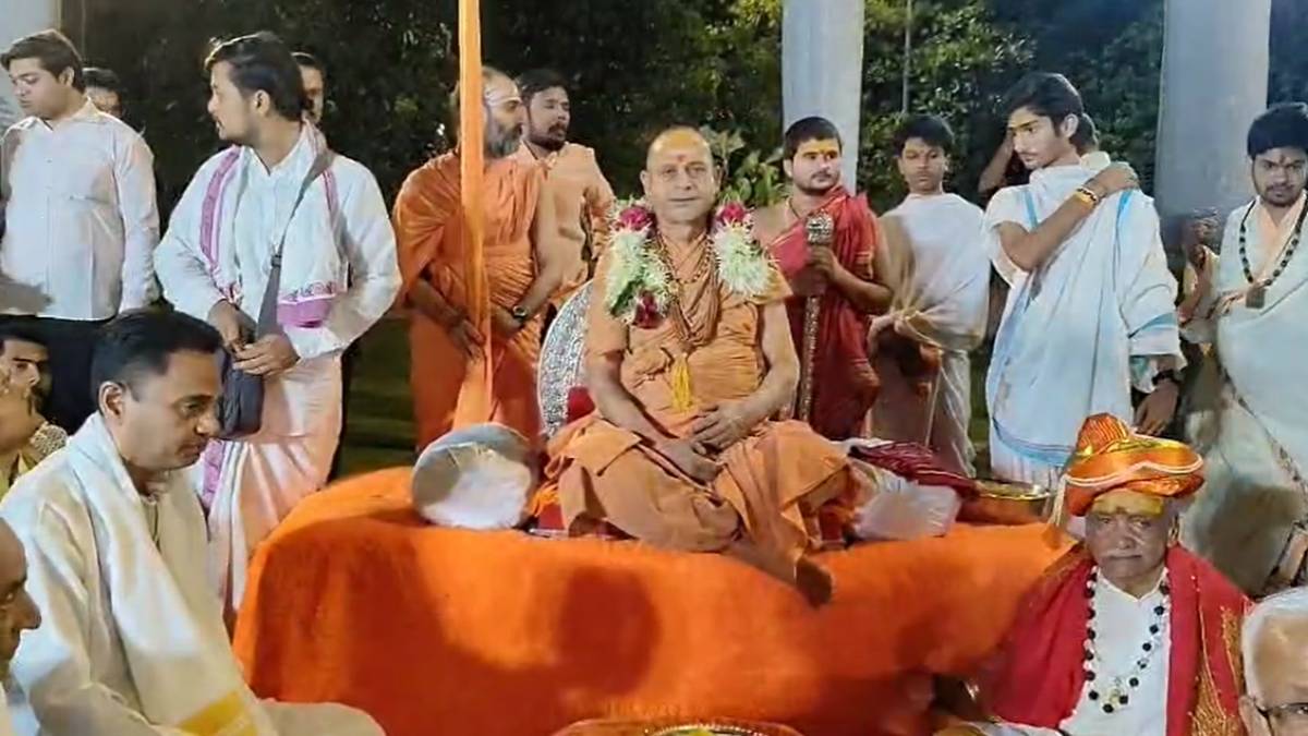 जगद्गुरु शंकराचार्य सदानंद सरस्वती पहुंचे छिंदवाड़ाः नकुलनाथ ने परिवार के साथ किया पादुका पूजन