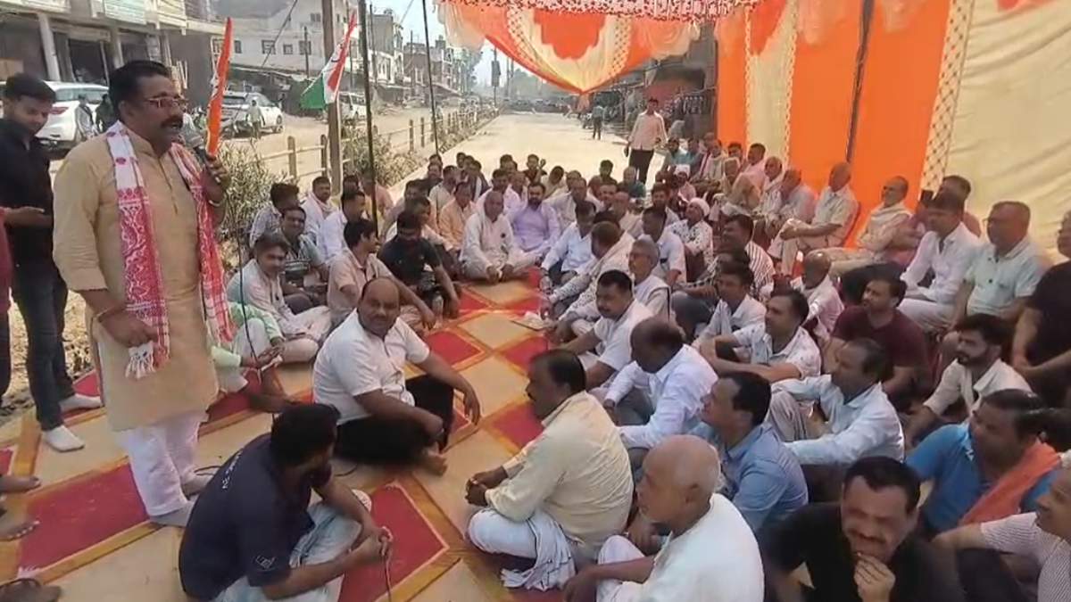 सड़क पर जलभराव को लेकर कांग्रेस का धरना प्रदर्शनः मरीज लेकर आ रही एंबुलेंस और कई वाहन जाम में फंसे