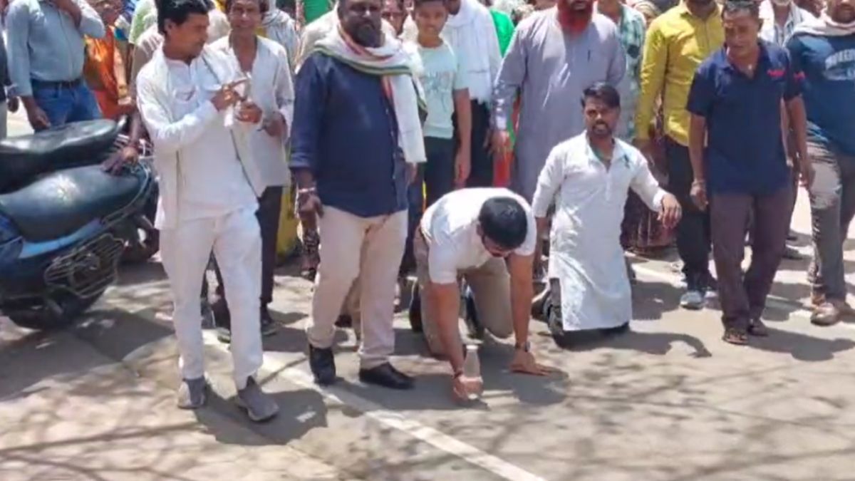 पानी की किल्लतः कांग्रेस पार्षद घुटनों के बल कलेक्टर जनसुनवाई में पहुंचे, महिलाओं ने निगम उपायुक्त को सुनाई खरी खोटी, पूछा- बार बार पाइप लाइन फूट रही FIR कब?