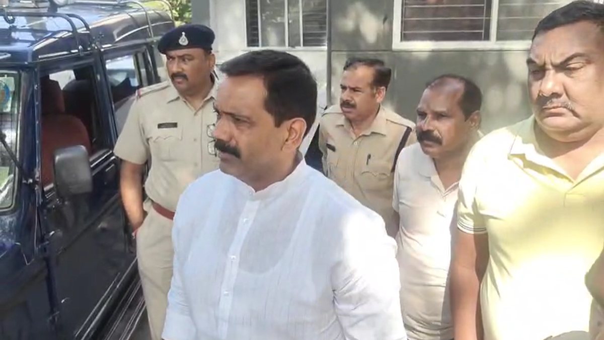 बीजेपी- कांग्रेस नेताओं में मारपीटः निगम नेता प्रतिपक्ष चिंटू चौकसे गिरफ्तार, 8 लोगों के खिलाफ नामजद FIR, आक्रोशित कांग्रेस पुलिस कमिश्नर से मिलने पहुंचे