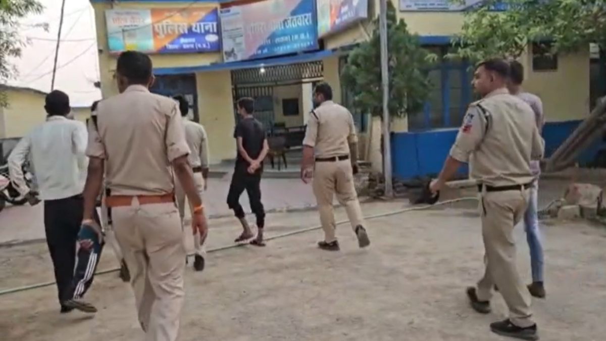 बड़ी खबरः थाने के बैरक में बैठे मुंशी को बदमाश ने मारी गोली, मचा हड़कंप, आरोपी की तलाश में जुटी पुलिस