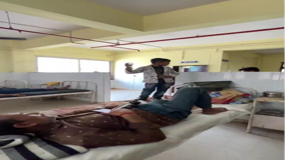 ऐसा है अपना हेल्थ सिस्टमः पिता को ड्रिप लगाकर, बच्चे को थमा दी पकड़ने को बोतल, वीडियो वायरल