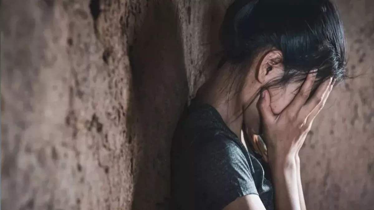 मासूम बच्ची से दरिंदगी: खेत के पास बेहोशी हालत में मिली, अब दरिंदे की तलाश में पुलिस
