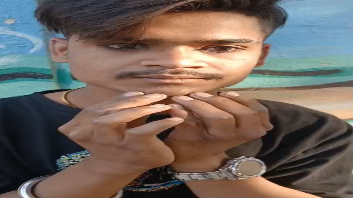 पार्किंग में युवती से अश्लील हरकतः पूछताछ में कुशल प्रजापत निकला कुसाहल खान, हिंदू संगठनों ने किया पुलिस के हवाले