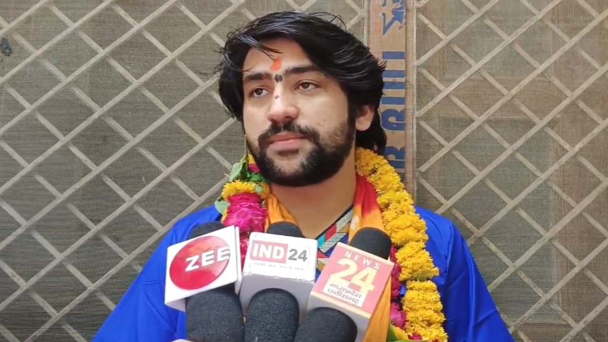 पीतांबरा पीठ पहुंचे धीरेंद्र शास्त्रीः मुर्शिदाबाद हिंसा को लेकर बोले- अगर हिंदू एकजुट नहीं हुआ तो यहां भी बांग्लादेश जैसे हालात बन जाएंगे