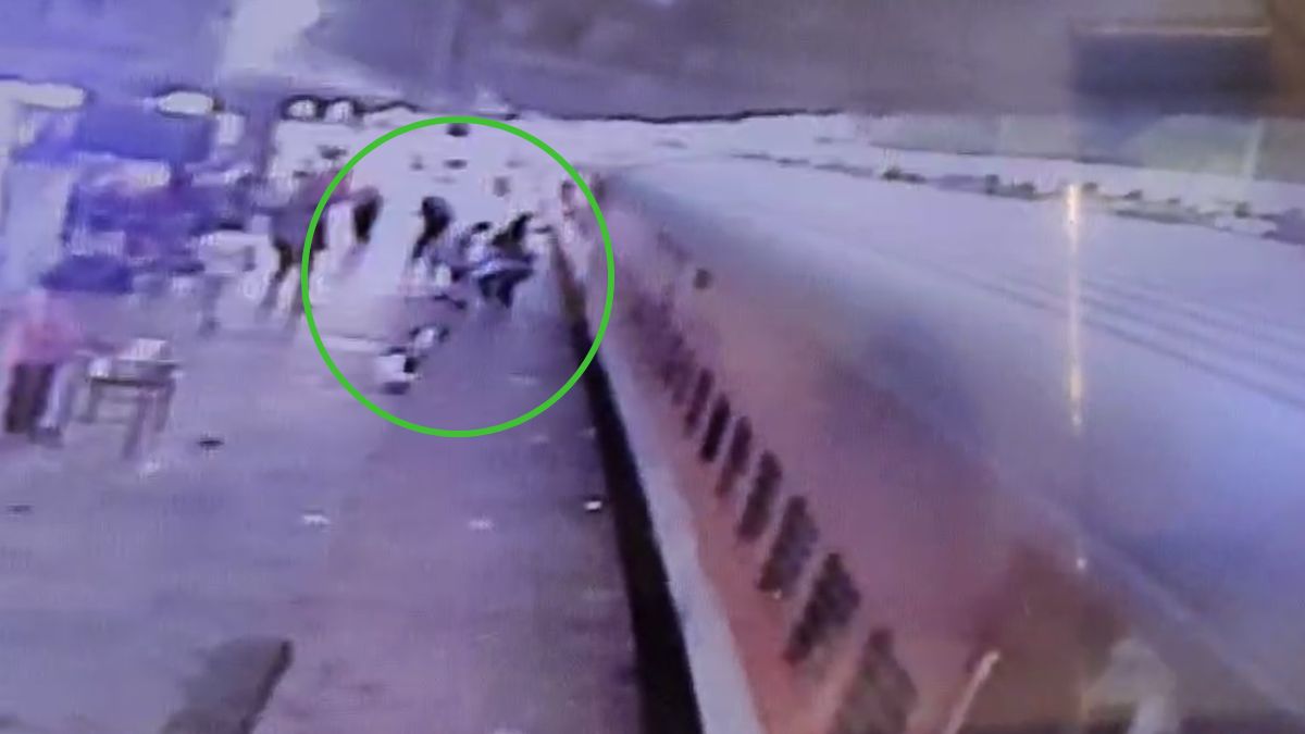 रेलवे स्टेशन पर बड़ा हादसा टला: स्टेशन पर मौजूद आरक्षक ने बचाई यात्री की जान, वीडियो वायरल