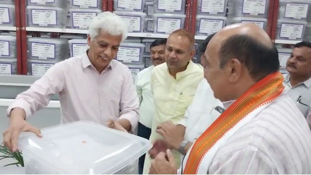 पल भर में देखने मिलेगा सालों पुराना रिकॉर्ड: कलेक्टर की पहल पर जबलपुर के रिकॉर्ड रूम को मिला नया स्वरूप, तारीफ करने मजबूर हुए जनप्रतिनिधि