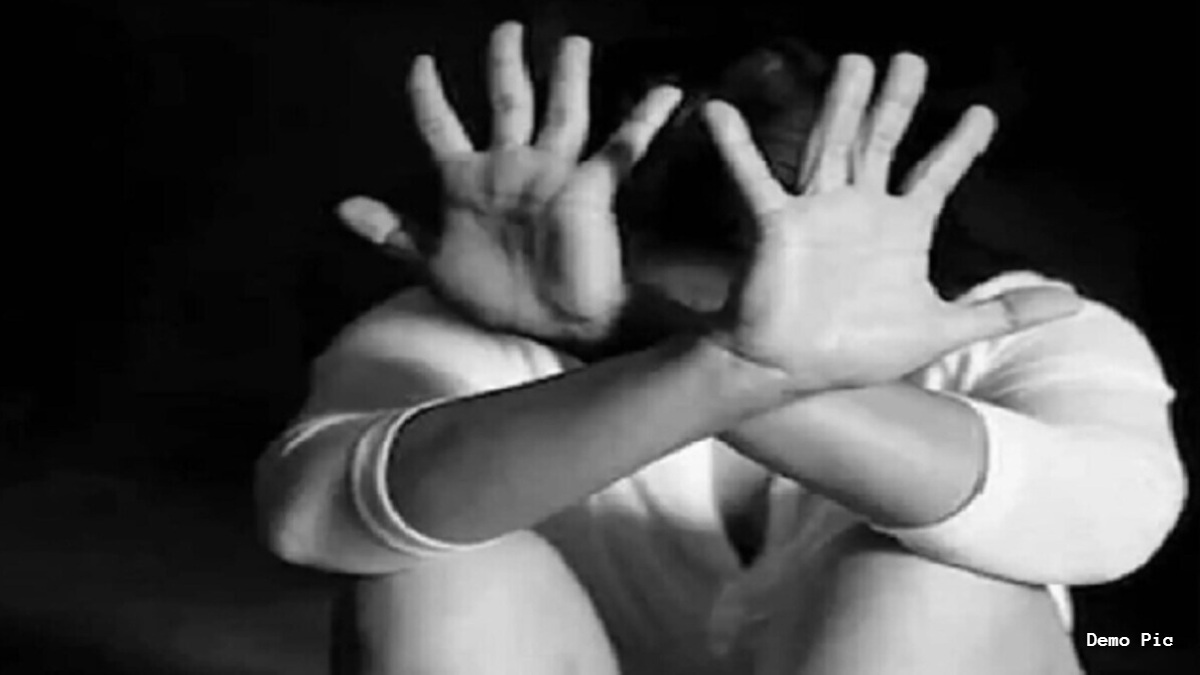 युवती का अपहरण कर दरिंदगी: रात में बाथरूम गई लड़की को उठाकर ले गए, फिर किया दुष्कर्म, चेहरे पर मिले चोट के निशान, आरोपी फरार