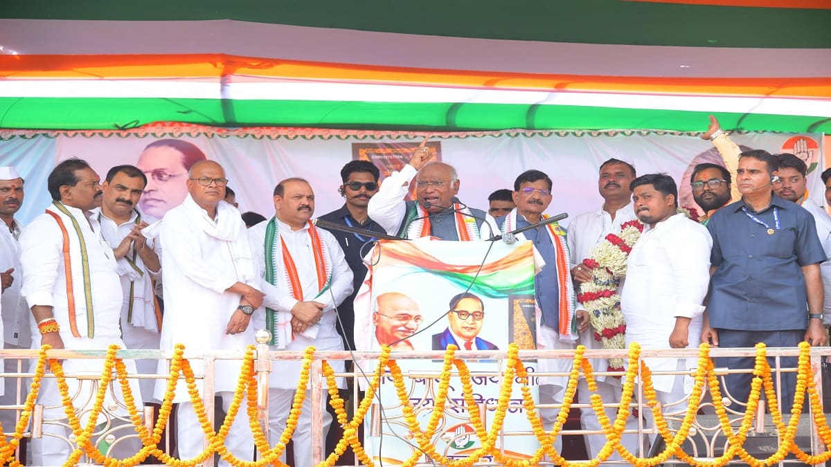 Mallikarjun Kharge Buxar Rally : मोदी और नीतीश की जोड़ी सिर्फ कुर्सी के लिए, कांग्रेस को डराना चाहते PM और शाह, कुर्सियां रही खाली…