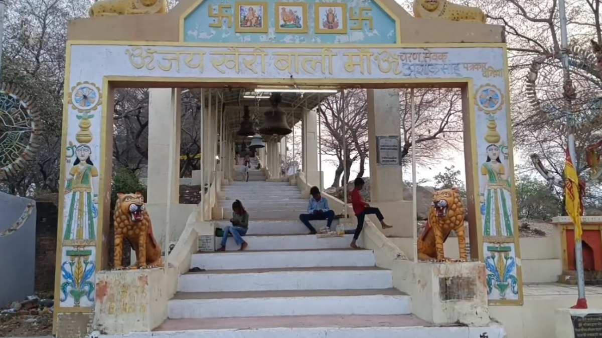 Chaitra Navratri-2025: यहां होता है अद्भुत चमत्कार, एक दिन में तीन स्वरूपों में दर्शन देती हैं मां, जानें मान्यता और इतिहास