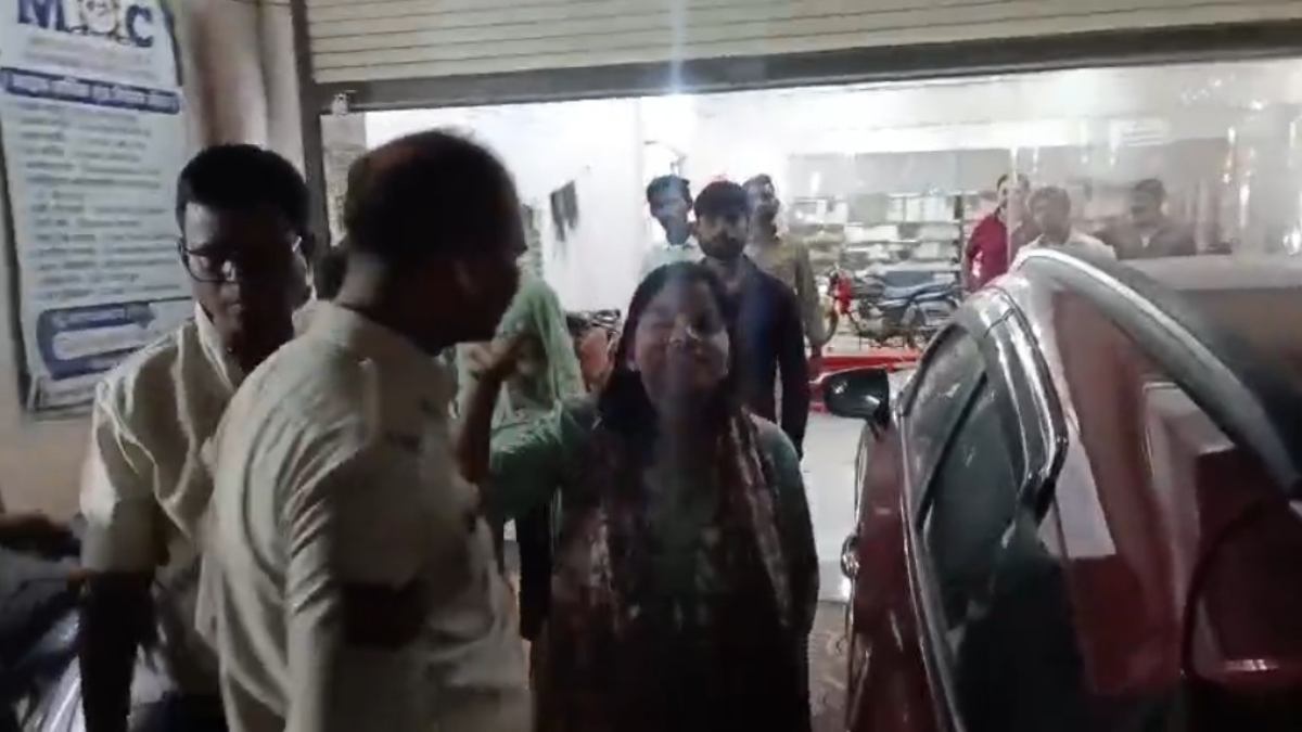 बाइक सर्विस सेंटर के महिला कर्मचारी की दबंगईः कंपनी से पैसे की रिकवरी करने आए कर्मचारी से की मारपीट, Video वायरल