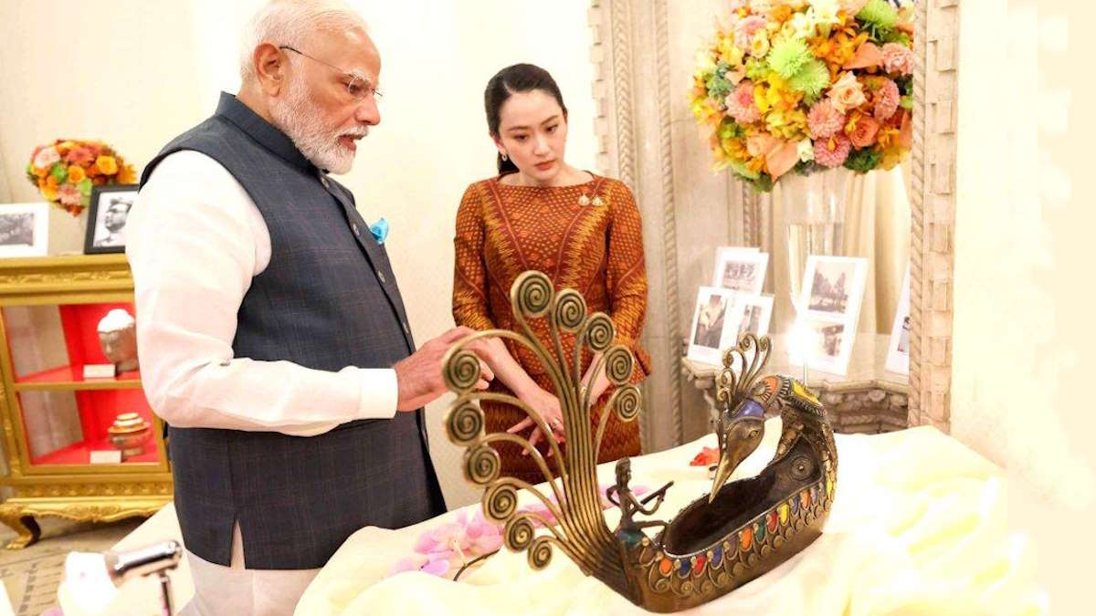 प्रधानमंत्री मोदी ने बढ़ाया छत्तीसगढ़ का मान, थाईलैंड की प्रधानमंत्री को भेंट की डोकरा पीतल की ‘मोर नाव’…