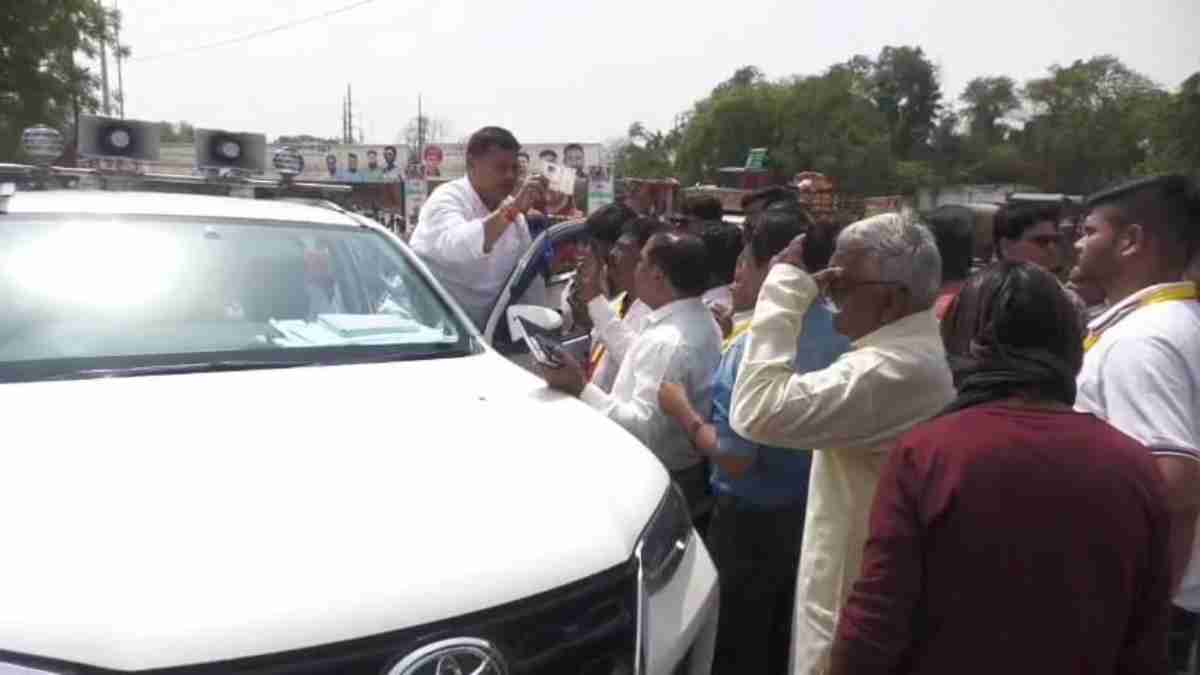 मंत्री की जेब काटने जा रहा था चोर, गलती से दूसरे नेता की पॉकेट में चला गया हाथ, जानिए फिर क्या हुआ, Video Viral