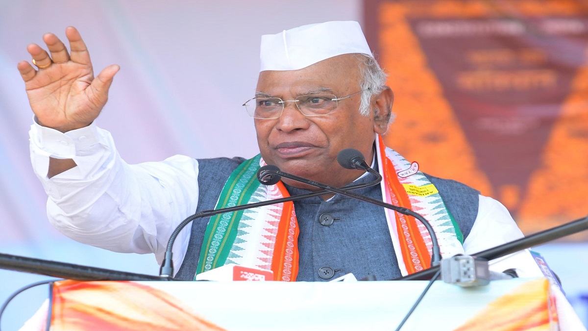 Congress Bihar Rally : बक्सर में गरजे खरगे, कहा -गांधी परिवार किसी के सामने झुकने वाला नहीं, हमें दुश्मन की तरह देखती BJP…