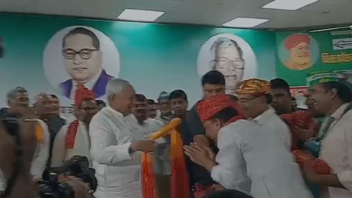 Bihar News : JDU MLC के हाथ से साफा, माला, चुनरी लेकर नीतीश खुद अपने मंत्रियों का करने लगे स्वागत, देखें वीडियो…