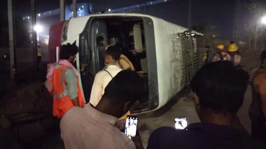 ओडिशा : एनटीपीसी की कोयला खदान में बस पलटने से एक व्यक्ति की मौत, छह गंभीर