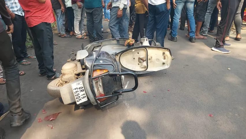 तेज रफ्तार पुलिस वाहन की चपेट में आने से युवक की मौत !