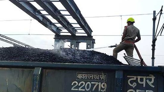 बालासोर : कोयले से लदी मालगाड़ी के 2 डिब्बों में लगी आग
