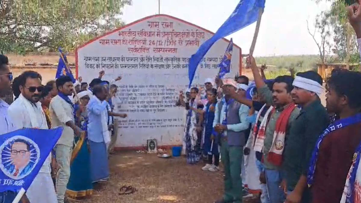 बस्तर में पत्थलगढ़ी: आदिवासियों ने कहा- यहां ग्राम सभा ही सर्वोच्च, कांग्रेस ने किया समर्थन, सीएम साय बोले- संविधान से बड़ा कुछ नहीं…