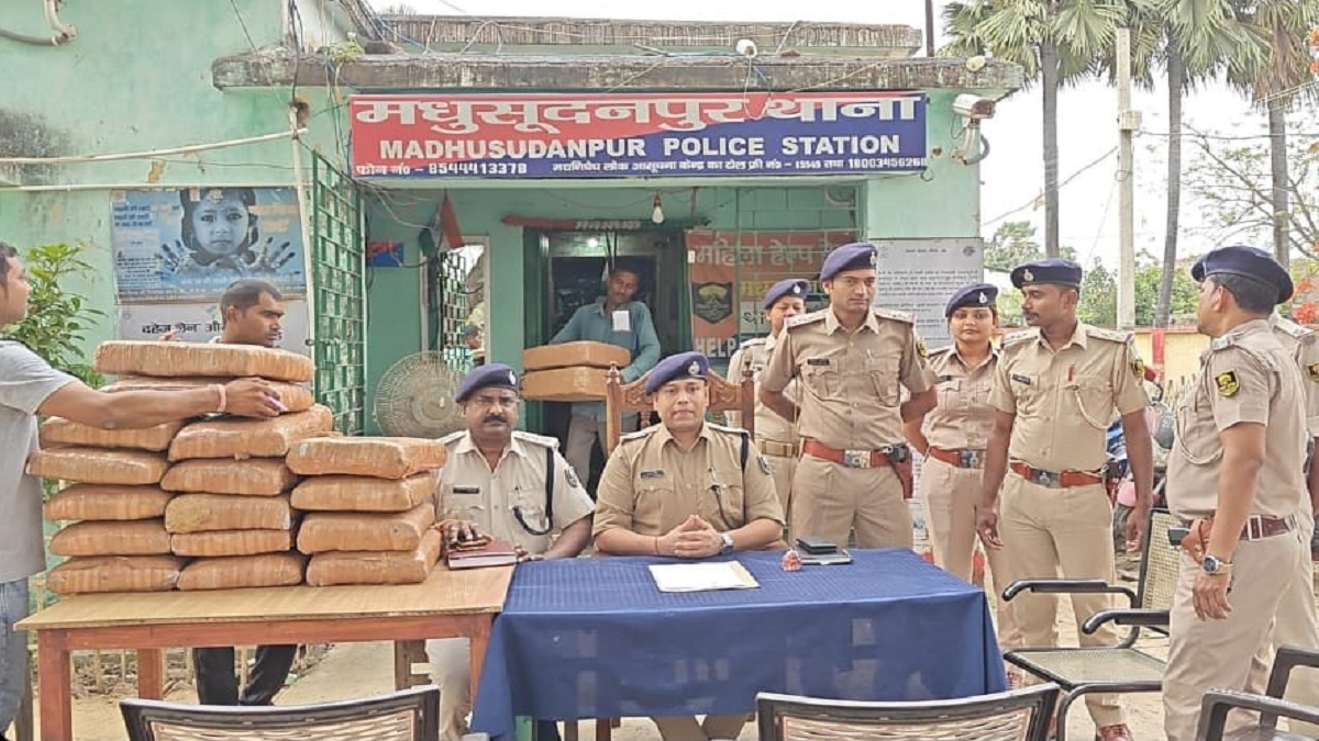 Bhagalpur Police भागलपुर में गांजा तस्करी का भंडाफोड़: 166 किलो गांजा और बाइक बरामद…