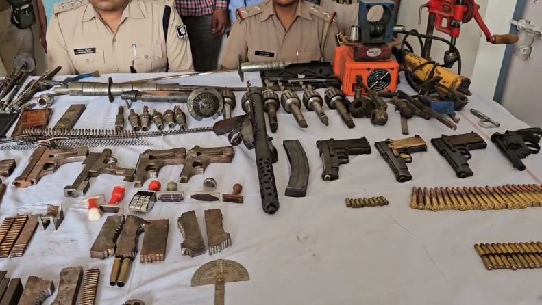 Motihari Police.  अवैध रूप से संचालित गन फैक्ट्री का हुआ भंडाफोड़, आरोपियों की हुई गिरफ्तारी…