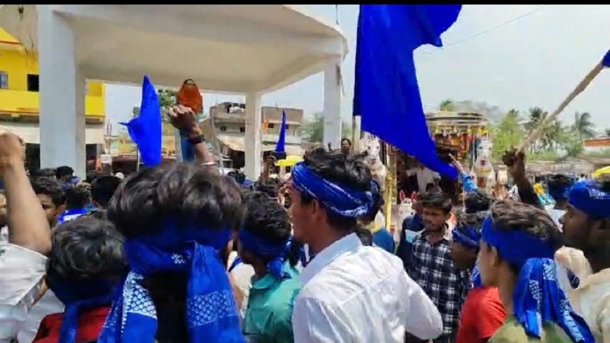 Begusarai : Ambedkar Statue पर भगवा झंडा लगाने पर बढ़ा विवाद, बीच- बचाव करने पहुंचे अ​धिकारी की बात पर भड़के लोग, जानें क्यों हुआ बवाल?