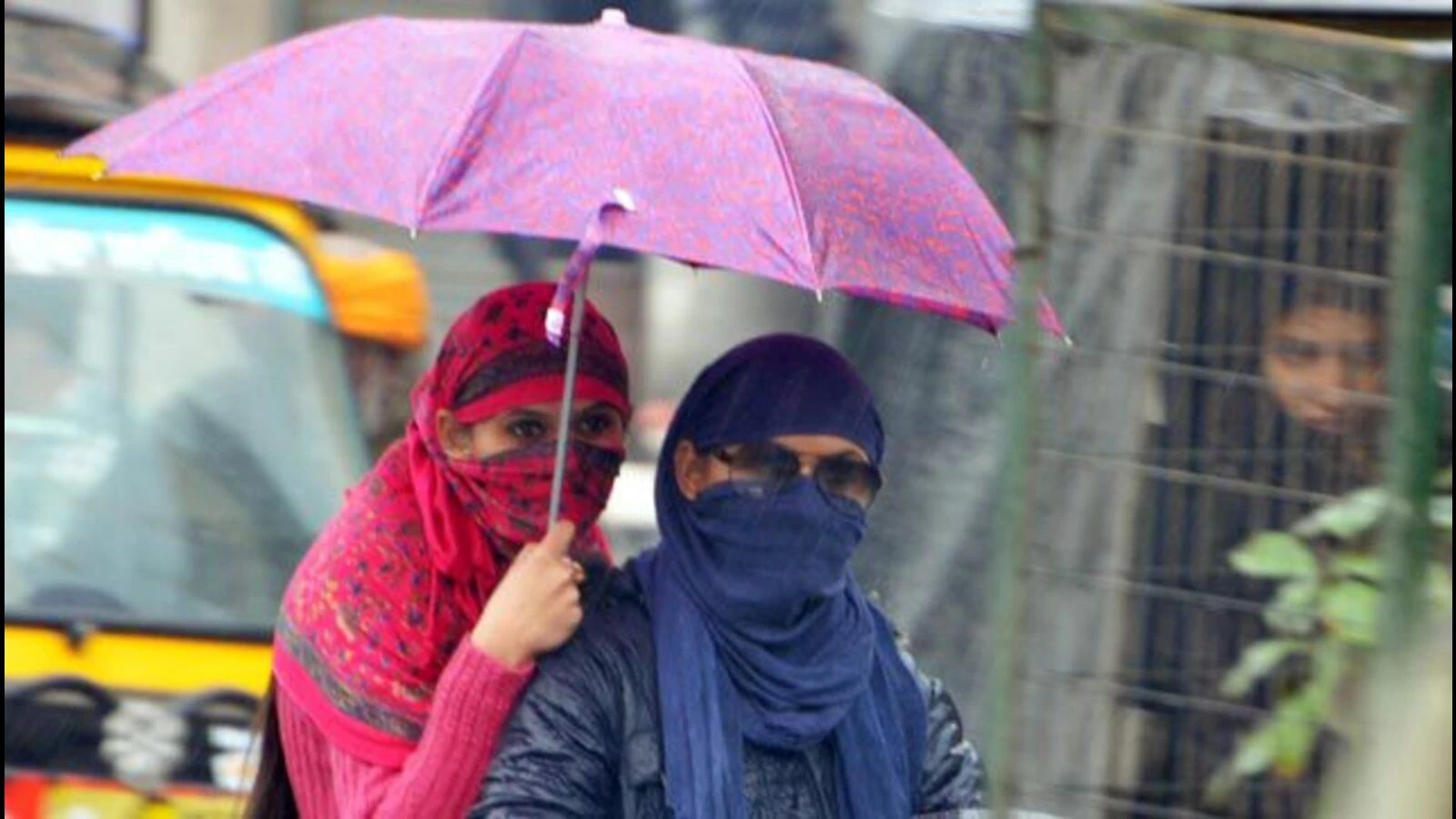 तेज धूप से झुलसने लगे पंजाब के लोग, आगे बारिश के आसार