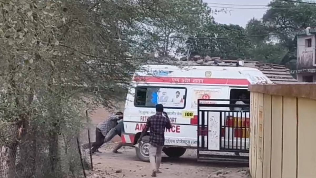प्रशासनिक व्यवस्था बेहाल: सरकारी वाहनों को बार-बार लगाना पड़ रहा धक्का, चौंकाने वाला Video वायरल