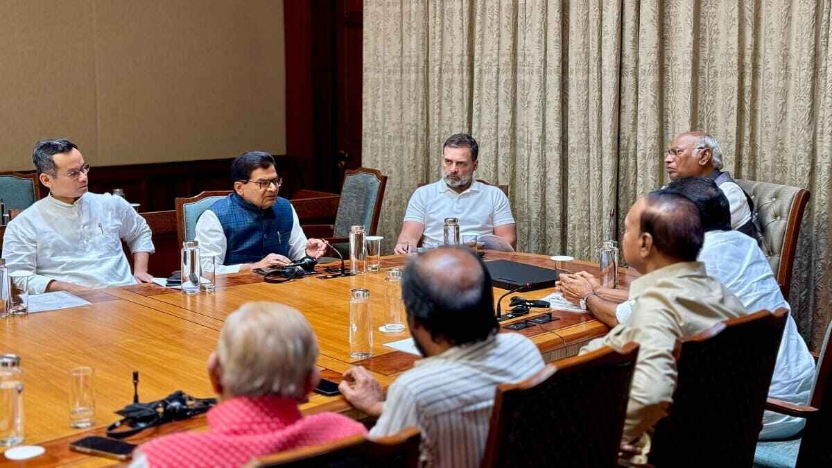 Bihar News: चुनावी वर्ष में बिहार कांग्रेस ने किए बड़े बदलाव, 40 जिलाध्यक्षों की नियुक्ति,देखें पूरी लिस्ट…