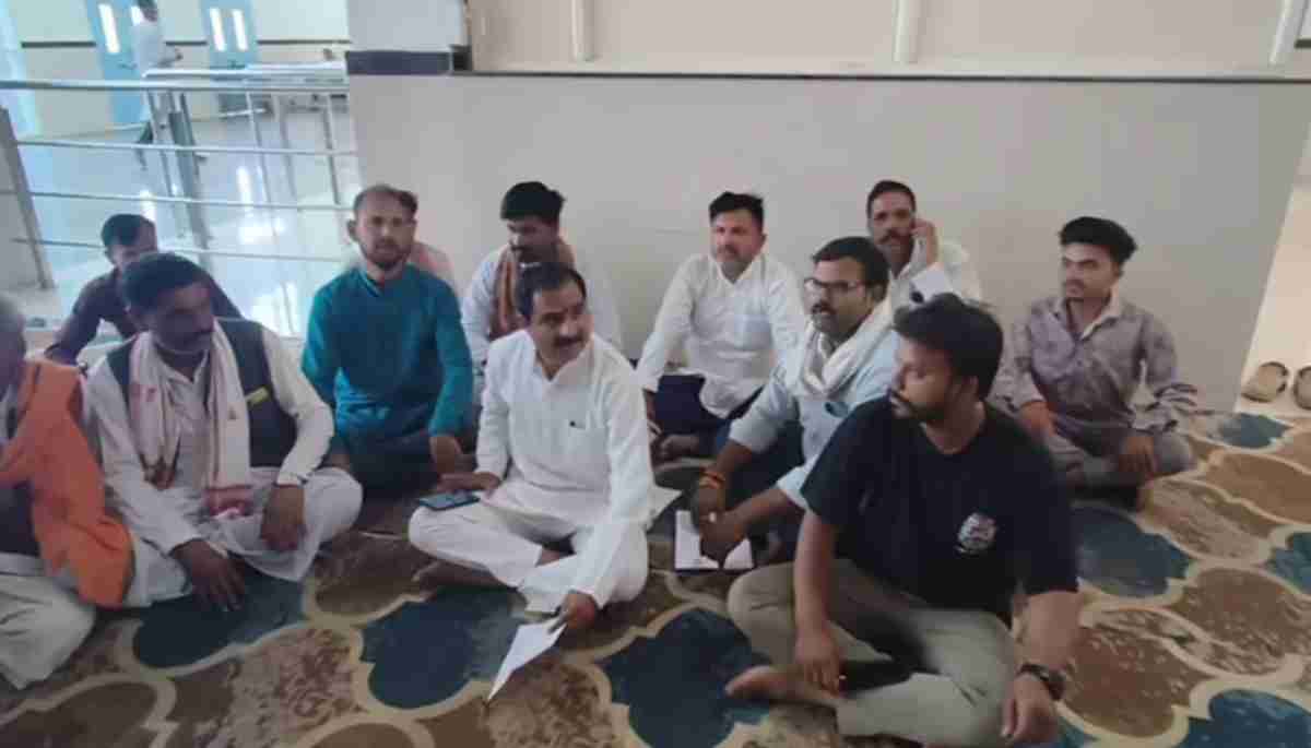कलेक्टर ने नहीं उठाया फोन तो धरने पर बैठ गए पूर्व MLA, जिला अस्पताल में मचा हड़कंप, जानिए वजह  