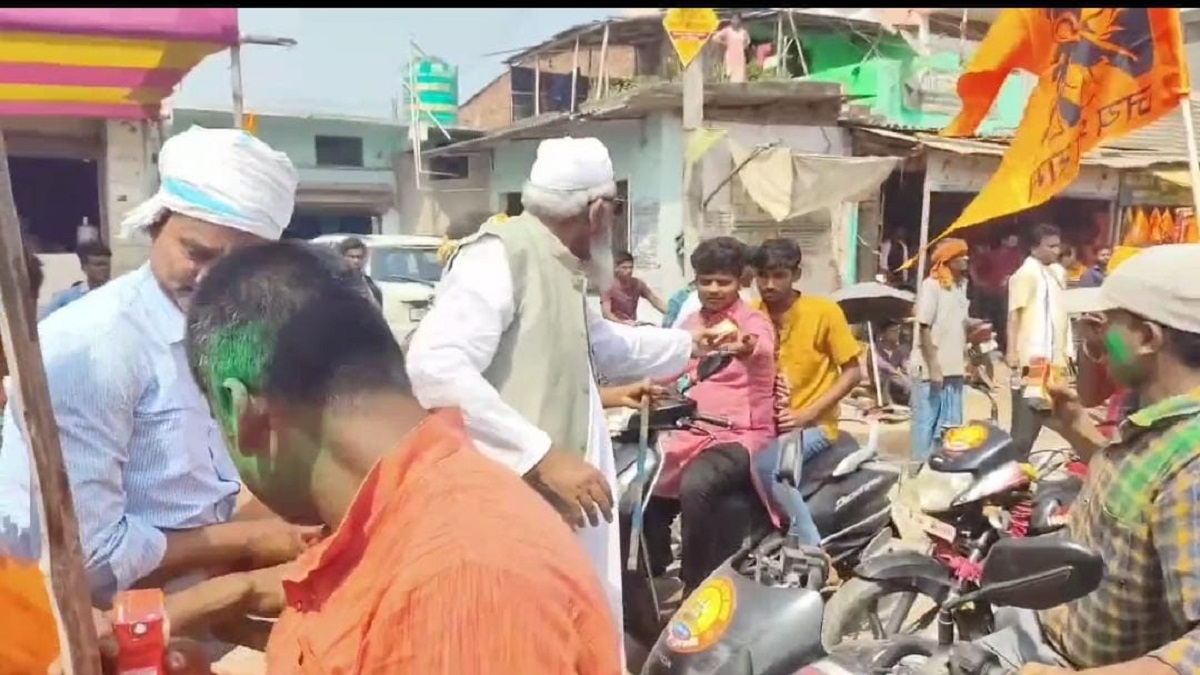 Saharsa Ram Navami : बिहार में रामनवमी पर दिखी गंगा-जमुनी तहजीब, राम भक्तों का मुस्लिम समुदाय के लोगों ने पिलाया शरबत…