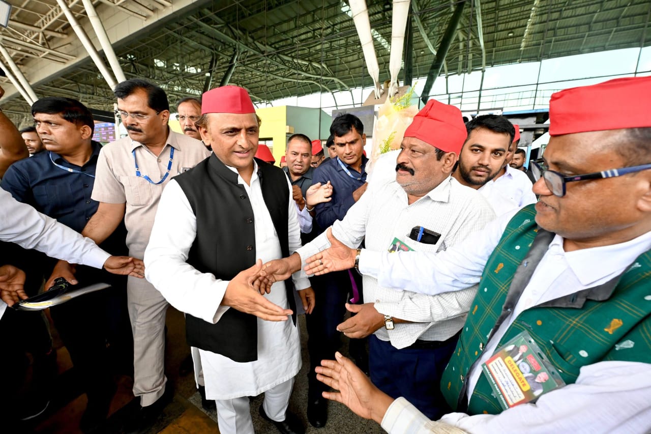 सपा अध्यक्ष अखिलेश यादव अचानक ओडिशा दौरे पर, राजनीतिक गलियारों में हलचल